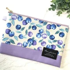 4779✿20cmフラットポーチ✿カードポケット付き✿ブルーベリー柄パープル