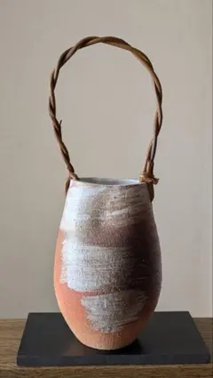 【匿名配送】信楽焼　つる付火色刷毛目花瓶