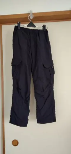 黒の カーゴパンツ サイドポケット付き