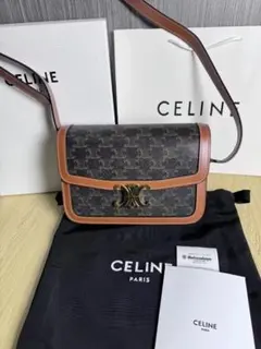 エレガントなホワイトアーチ型装飾