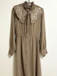 axes 刺繍付きロングドレス　色モカ