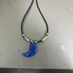 青色三日月型ペンダントネックレス