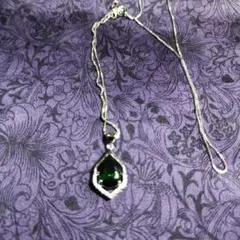 緑色涙型ペンダントネックレス