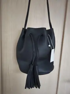 フリンジ付き黒バケットバッグ