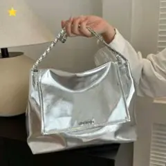 シルバーチェーンショルダーバッグ　カジュアル　エレガント　個性的　丁度いいサイズ