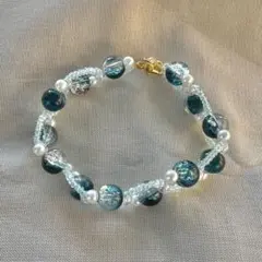 青色と白色のビーズのブレスレット