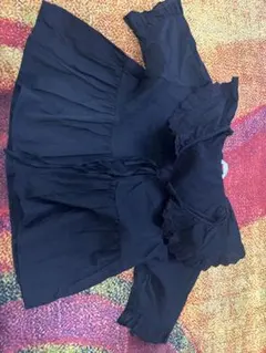 フリル付きオフショルダー黒半袖トップス