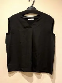 オペークドットクリップ　Vネックノースリーブ　キレイめ　エルガント　ブラック