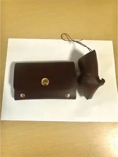 ブラウンレザー カードケースと牛型キーホルダー