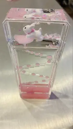 オイルタイマー　ピンクの液体とウサギの知育玩具　リラックス効果　オシャレ雑貨