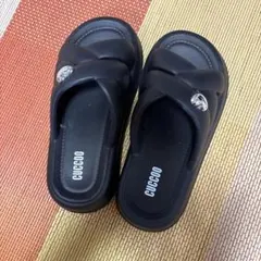 CUCCOO ブラック クロスストラップサンダル