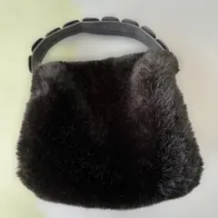 黒いファーのハンドバッグ