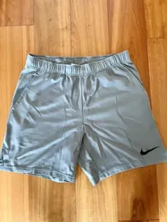 Nike グレー ショートパンツ