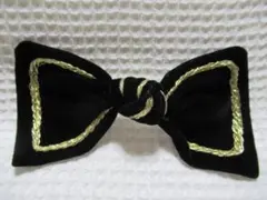 ベロア生地のリボン型　紐状のライン入り　メタルバレッタ　ブラック系　少々難アリ