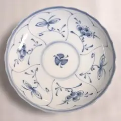 青い花柄の日本製陶器皿