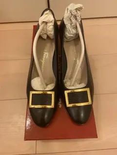 【Ferragamo】黒のハイヒールパンプス ゴールド装飾