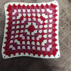 手編み グラニースクエア マルチカバー　赤系