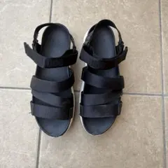 UGG サンダル ブラック ストラップ - メルカリ