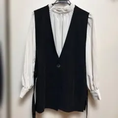 黒のジレとブラウスのセット