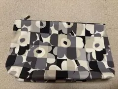 マリメッコ　モノトーン　ウニッコ柄ポーチ　A4サイズ