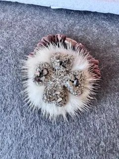 ファーとビーズの花型ヘアアクセサリー※ベージュファー&ブラウンゴム
