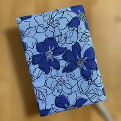 文庫本用　ブルー線描き花柄ブックカバー☆ハンドメイド