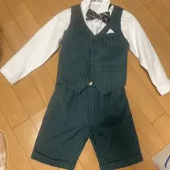 110 男の子 フォーマル4点セット　長袖シャツ、蝶ネクタイ、半ズボン、ベスト