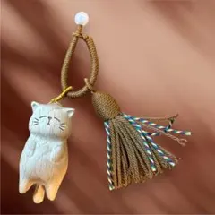 【新品】ブナの木 癒やしの猫キーホルダー 手作り感のある木製チャーム
