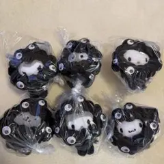 サンリオEXPOミャクミャクなりきりぬいぐるみ カラビナBC 黒 ポムポム