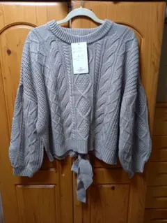 グレー ケーブル編み クロップドニット