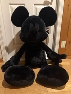 大きな黒いミッキーマウスのぬいぐるみ