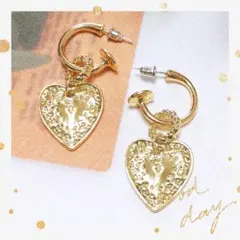 ハート型のゴールドピアス　キラキラ　揺れる　かわいい