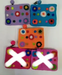 新品未使用品！　羊毛フェルト生地のポーチ♪　カラフルドット柄