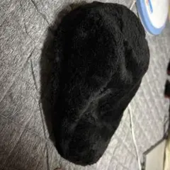 黒いファー素材のハンチング帽子