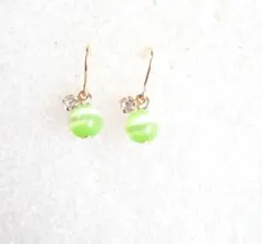 パステルカラーのキャッツアイのシンプルピアス　ライトグリーン