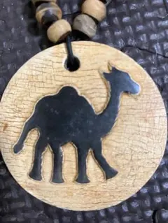 キャメルデザインの木製ネックレスとリングセット