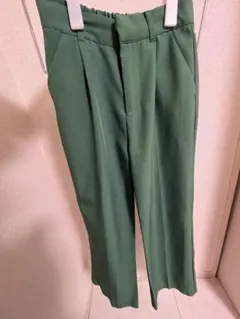 緑色 プリーツ入り スラックス