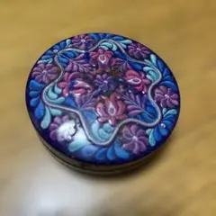 レトロ缶　大昔　花柄デザインの金属製小物入れ