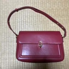 赤いフラップ式ショルダーバッグ