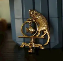 ゴールドのネコと金魚鉢のブローチ アンティーク調 レトロ 猫 動物