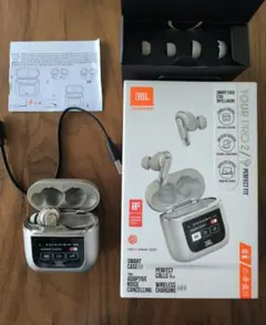 JBL Tour Pro 2 ワイヤレスイヤフォン 左耳と本体