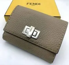 美品　FENDI 二つ折り財布　グレージュ　セレリア