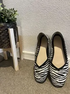 SHOO・LA・RUE 洗えてサラサラスクエアニットパンプス ゼブラ柄　フラット