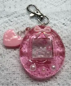 ハンドメイド　たまごっち風キーホルダー　ピンク レジン