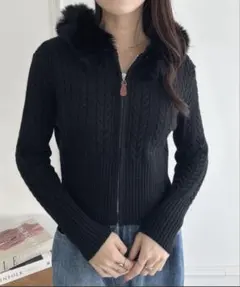 【タグ付き】ファーフード付きケーブルニットジップカーディガン