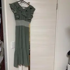 フリル付きグリーンマキシドレス