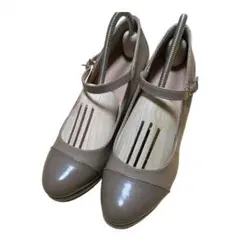 ❤️訳あり❤️ストラップパンプス 24.0cm グレージュ エナメル調 ヒール
