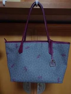 値下げ！whyのトートバッグ グレーとピンク 馬の模様　鐙のチャーム付き　中古