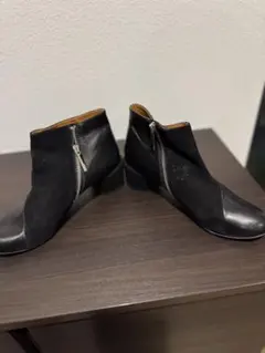 黒のスエードとレザーのアンクルブーツ