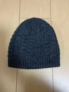 ダークグレー ケーブル編み ニットビーニー　ニット帽